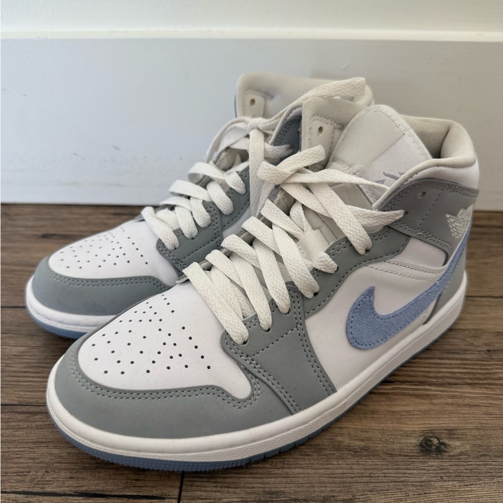 Nike Women's Jordan 1 Mid
Wolf Grey Aluminum